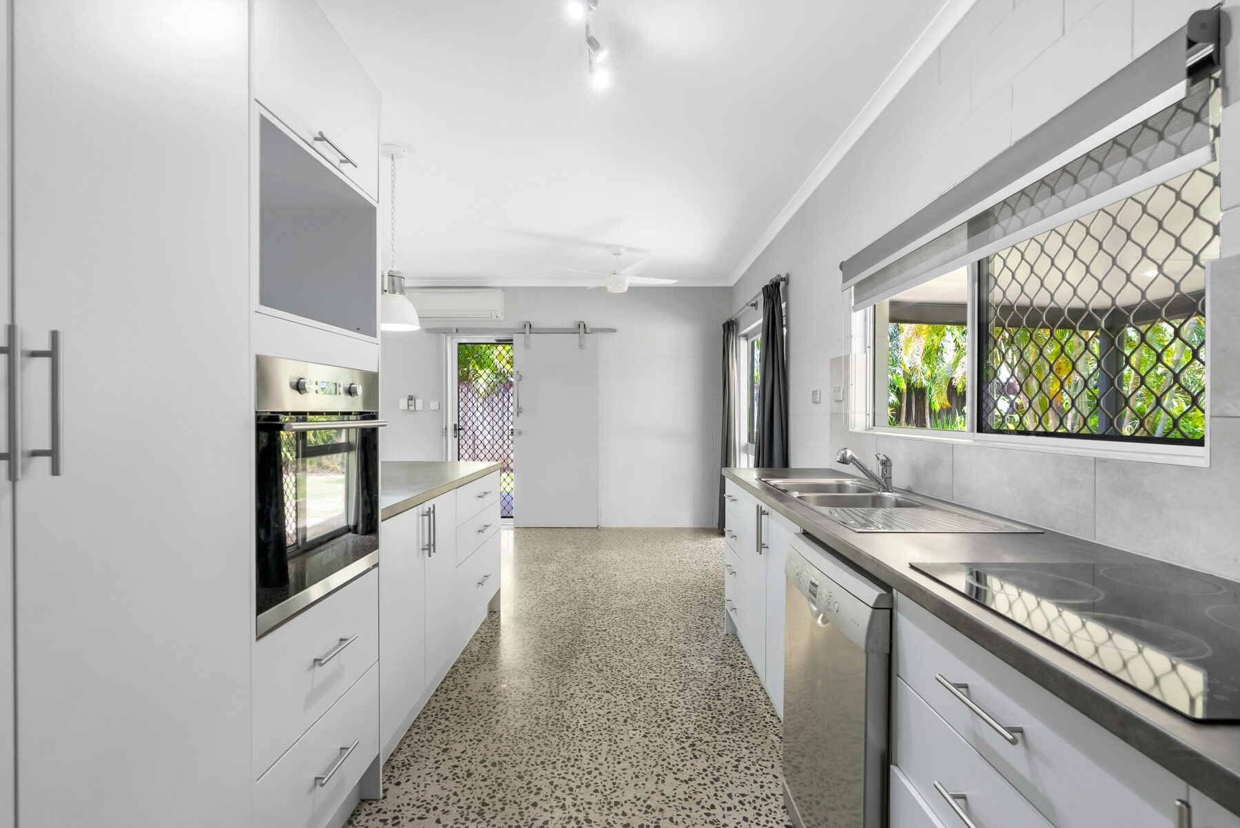 Rental: HOLLOWAYS BEACH, QLD, 4878 photo-18