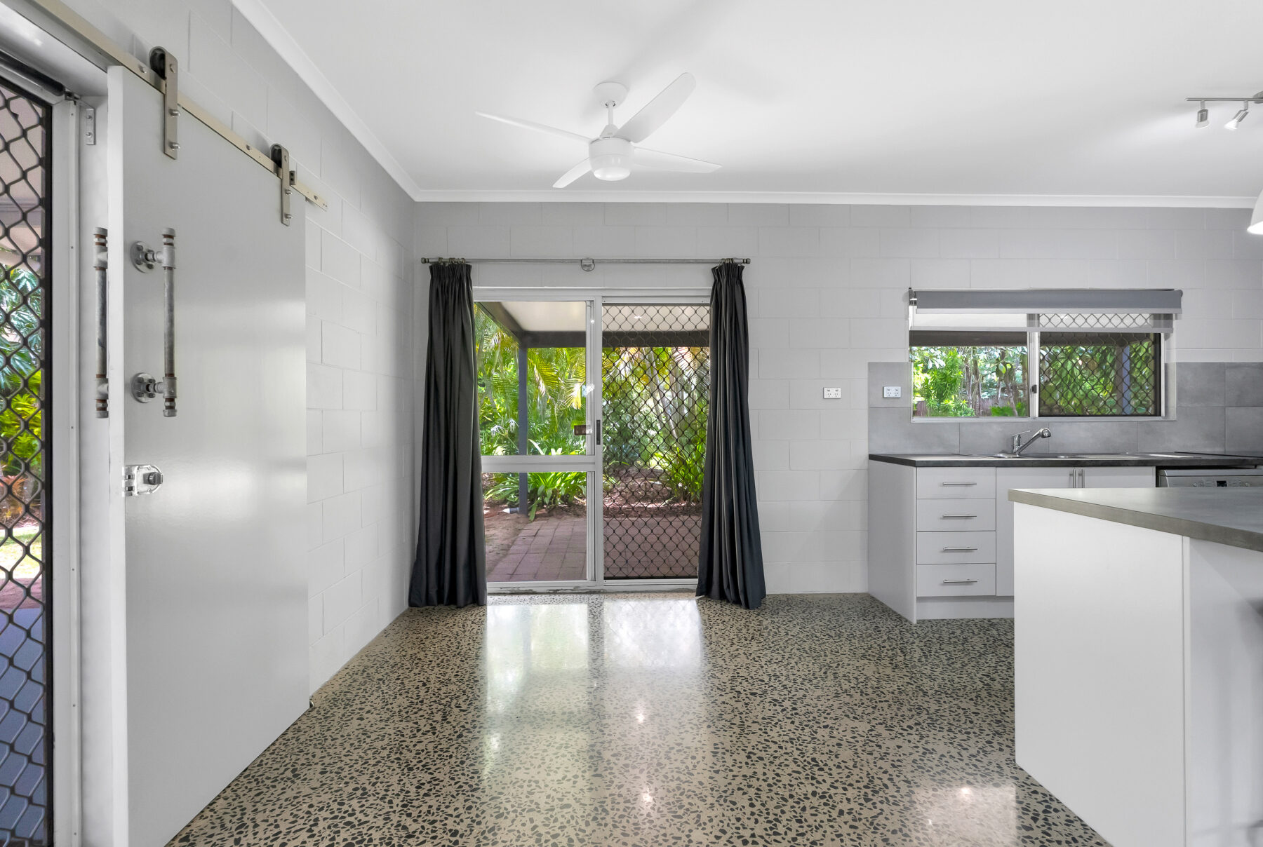 Rental: HOLLOWAYS BEACH, QLD, 4878 photo-22