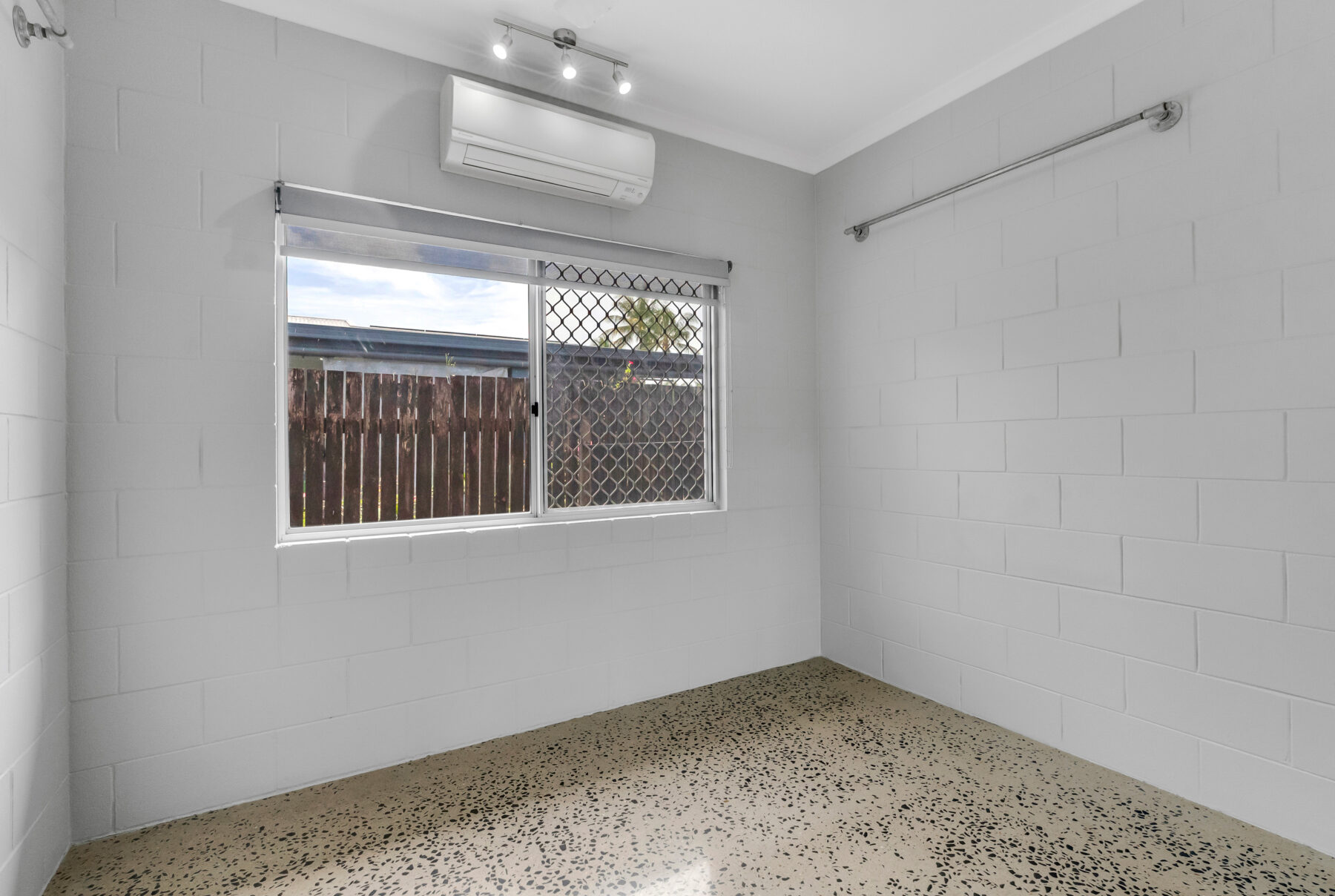 Rental: HOLLOWAYS BEACH, QLD, 4878 photo-25