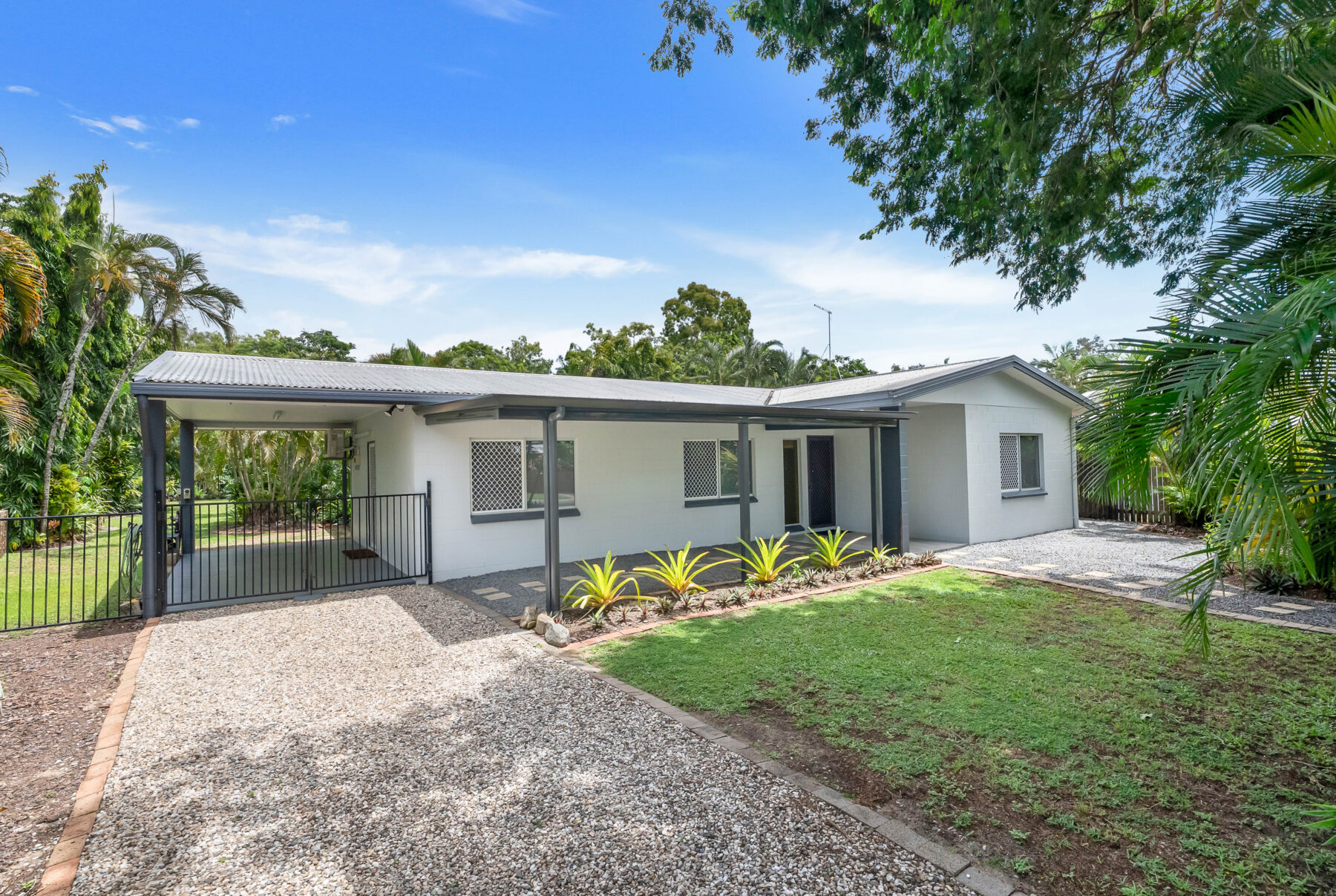 Rental: HOLLOWAYS BEACH, QLD, 4878 photo-9